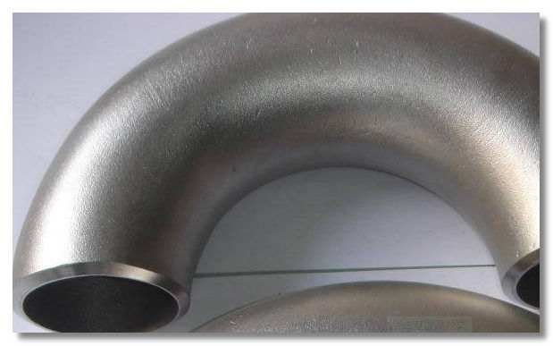 不銹鋼板沖壓模具彎頭材料的黏性較高，斷削特性差